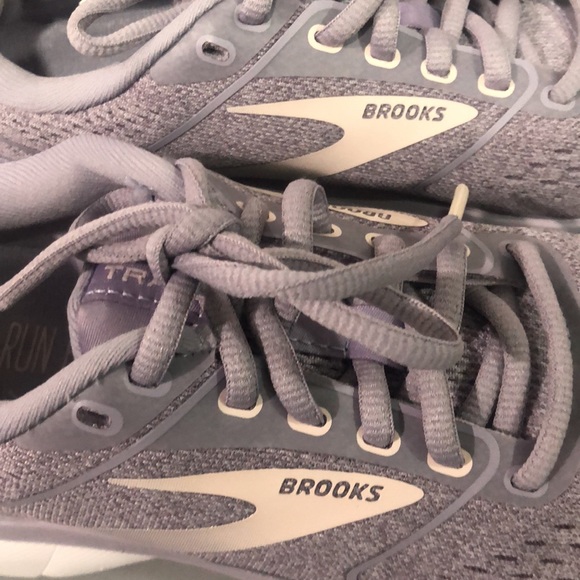 Light purple and white Brooks Transmit 3 size 6 - Picture 4 of 5